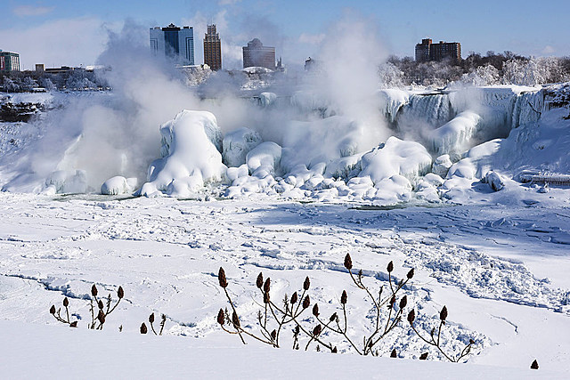 Extreme Cold Turns Niagara Falls Into a Frozen Winter Wonderland [GALLERY]