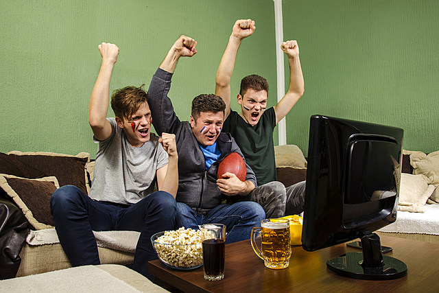 CDC: Avoid Shouting and Cheering During Super Bowl, Clap Instead